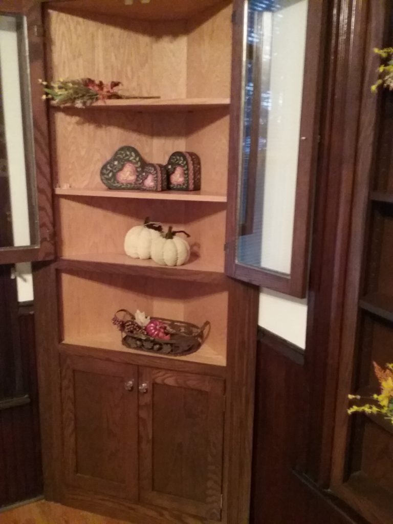 Corner cabinet