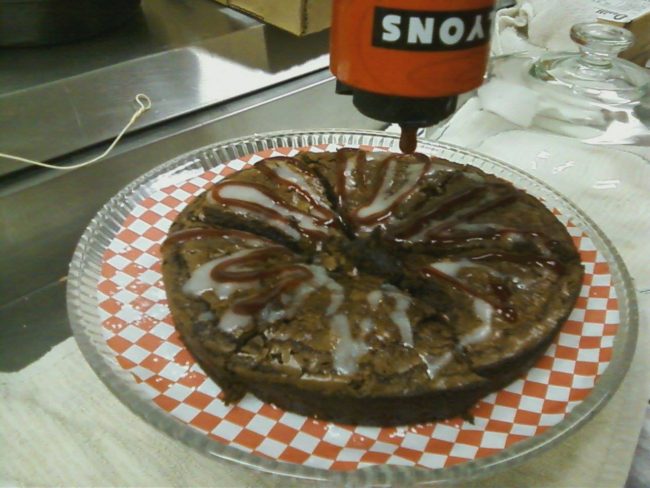 Brownie pizza with 2 kinds of sauce
