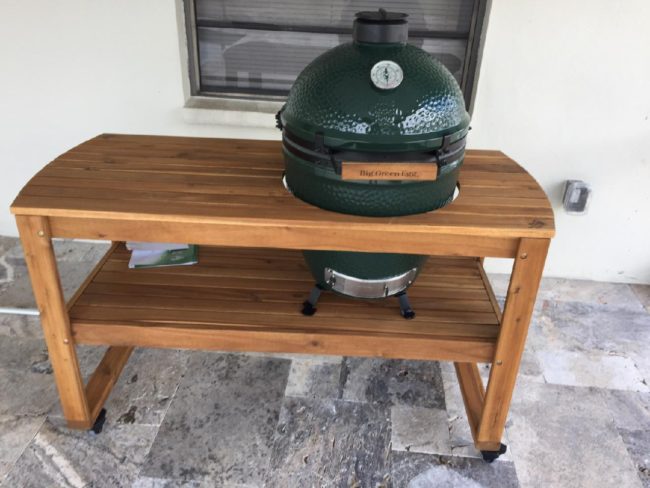 Large Big Green Egg in Acacia table