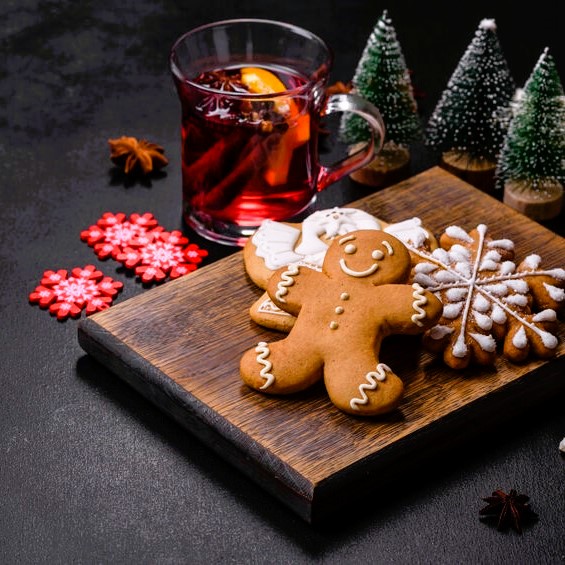 wooden board with mulled wine and cookies