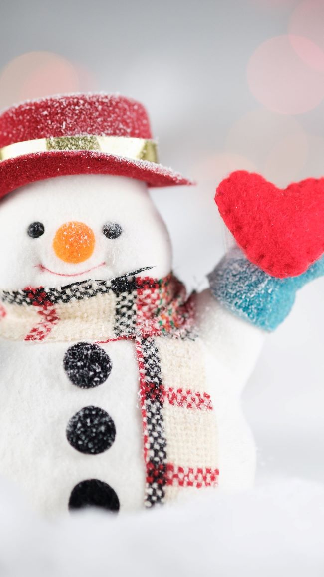 Puffy snowman holding a red heart