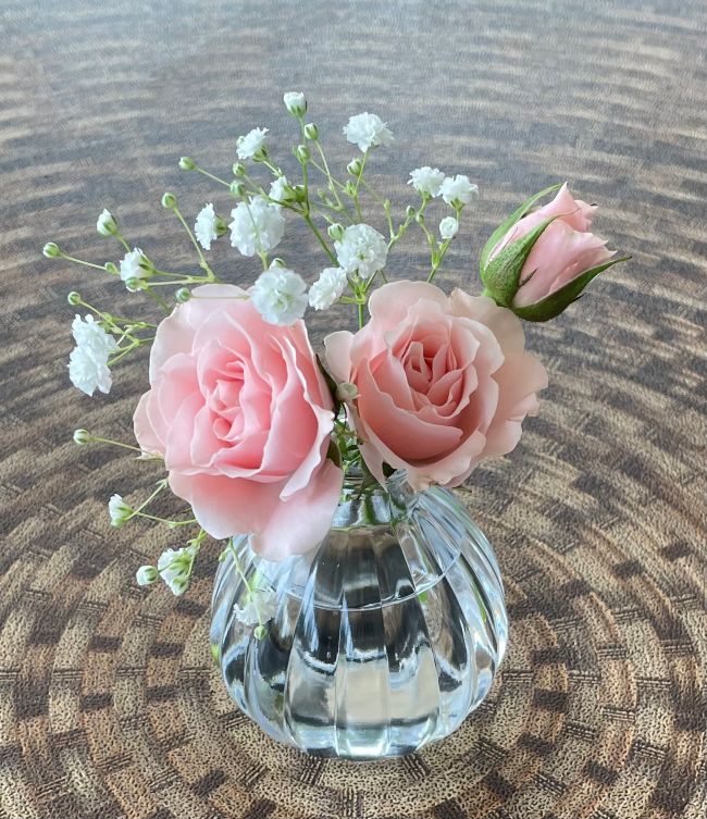 petite budvase with roses and baby's breath